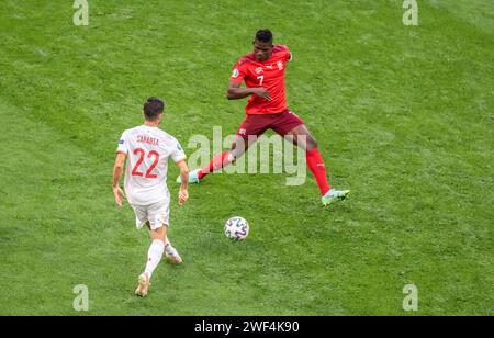 Saint-Pétersbourg, Russie – 2 juillet 2021. Le milieu de terrain de l'équipe nationale espagnole de football Pablo Sarabia contre l'attaquant suisse Breel Embolo lors de L'EURO 20 Banque D'Images