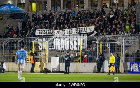 Muenchen, Deutschland. 28 janvier 2024. Transparent im Sandhauser Gaesteblock : Tageskasse immer und ueberall. GER, TSV 1860 Muenchen gegen SV Sandhausen, Fussball, 3. Bundesliga, 23. Spieltag, saison 2023/2024, 28.01.2024. (LES RÈGLEMENTS DU DFL DFB INTERDISENT TOUTE UTILISATION DE PHOTOGRAPHIES COMME SÉQUENCES D'IMAGES ET/OU QUASI-VIDÉO). Photo : Eibner-Pressefoto/Heike Feiner crédit : dpa/Alamy Live News Banque D'Images