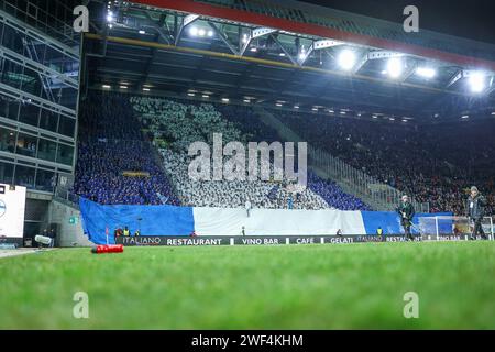 Kaierslautern, Deutschland. 26 janvier 2024. 26.01.2024, Fussball, saison 2023/2024, 2. Bundesliga, 19. Spieltag, 1. FC Kaiserslautern - FC Schalke 04, Choreografie der fans des FC Schalke 04. Foto : Tim Rehbein/RHR-FOTO/dpa/Alamy Live News Banque D'Images