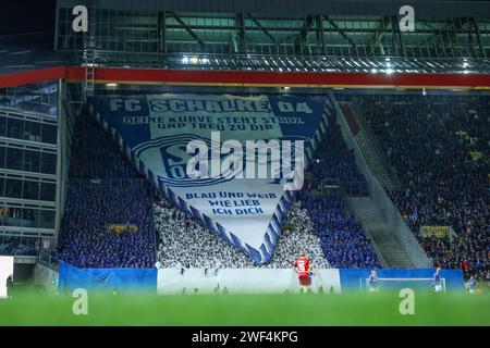 Kaierslautern, Deutschland. 26 janvier 2024. 26.01.2024, Fussball, saison 2023/2024, 2. Bundesliga, 19. Spieltag, 1. FC Kaiserslautern - FC Schalke 04, Choreografie der fans des FC Schalke 04. Foto : Tim Rehbein/RHR-FOTO/dpa/Alamy Live News Banque D'Images