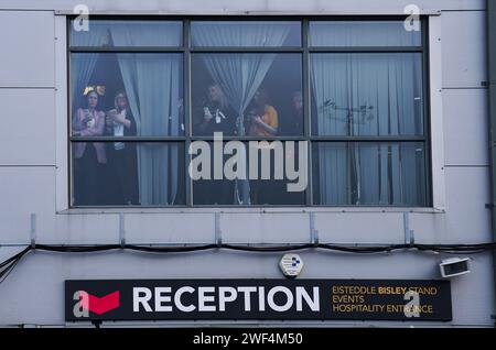 Newport, Royaume-Uni. 28 janvier 2024. Les supporters de la zone hôtelière regardent les joueurs de Manchester United arriver lors du match du 4e tour de la FA Cup du comté de Newport contre Manchester United FC Emirates à Rodney Parade, Newport, pays de Galles, Royaume-Uni le 28 janvier 2024 Credit : Every second Media/Alamy Live News Banque D'Images