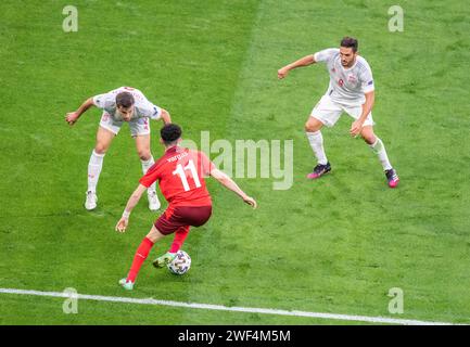 Saint-Pétersbourg, Russie – 2 juillet 2021. L'ailier suisse Ruben Vargas contre les joueurs espagnols Cesar Azpilicueta et Koke lors de l'EURO 2020 quarterfina Banque D'Images