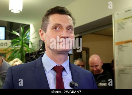 Schleiz, Allemagne. 28 janvier 2024. Uwe Thrum, candidat de l'AfD au deuxième tour de l'élection du conseil de district dans le district de Saale-Orla, se présente au bureau de l'administration du district et attend l'annonce des résultats. Au premier tour de scrutin le 14 janvier, il a reçu le plus de voix avec 45,7%. L'AfD a la chance de devenir le deuxième administrateur de district en Allemagne après l'élection du conseil de district dans le district de Saale-Orla. Crédit : Bodo Schackow/dpa/Alamy Live News Banque D'Images