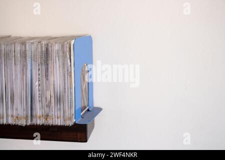 Pile de fichiers CD et livres sur l'étagère avec fond blanc Banque D'Images