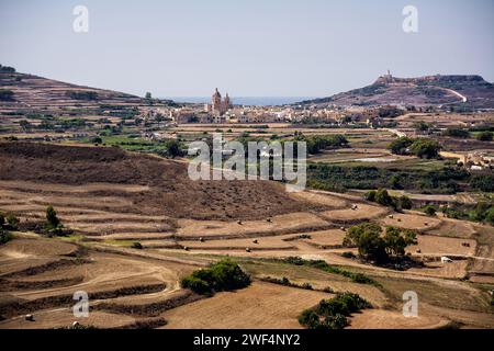 Vue sur Ghasri et l'église paroissiale du Christ Sauveur Eucharistique, sur l'île de Gozo, Malte Banque D'Images