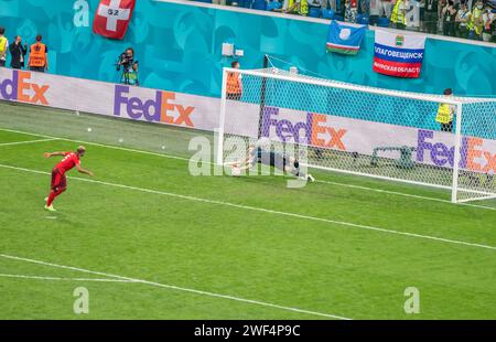 Saint-Pétersbourg, Russie – 2 juillet 2021. Le gardien de but espagnol Unai Simon nie un penalty du défenseur suisse Manuel Akanji lors d'une fusillade de penalty Banque D'Images