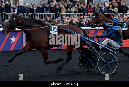 Paris, France. 28 janvier 2024. © PHOTOPQR/Ouest FRANCE/Stéphane Geufroi ; Paris ; 28/01/2024 ; la course sacré le meilleur tracteur du monde, le prix d'Amérique Legend Race se déroulle ce dimanche 28 janvier sur l'hippodrome de Vincennes . Clement Duvaldestin et IDAO de Tillard (12) rapporte le prix d'amérique Paris, France, 28 janv. 2024 couronnant le meilleur trotteur du monde, le Prix d'Amérique Legend Race se déroule ce dimanche 28 janvier à l'hippodrome de Vincennes. Crédit : MAXPPP/Alamy Live News Banque D'Images