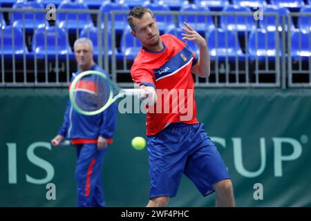 Adam Pavlasek, de République Tchèque, pendant l'entraînement avant le match de qualification pour la coupe Davis masculine République Tchèque vs Israël à Vendryne, République Tchèque, Banque D'Images