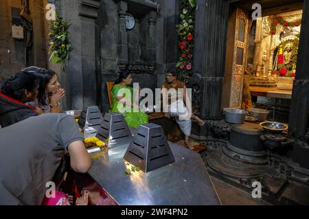 Nashik, Inde - 24 janvier 2024 : des gens font des offrandes au temple Kalaram à Nashik, en Inde. Banque D'Images