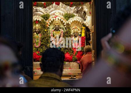 Nashik, Inde - 24 janvier 2024 : des gens font des offrandes au temple Kalaram à Nashik, en Inde. Banque D'Images