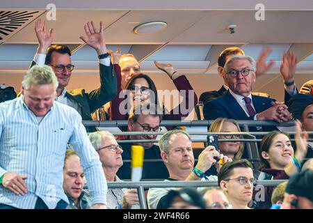 Koeln, Deutschland : Handball EM 2024 - finale - Frankreich - Daenemark v.li. Ministerpräsident Hendrik Wüst, Königin Mary Elizabeth von Dänemark macht die Laola Welle, Bundespräsident Frank-Walter Steinmeier Köln Lanxess Arena Deutschland *** Cologne, Allemagne Championnat d'Europe de handball 2024 finale France Danemark de gauche à droite le Premier ministre Hendrik Wüst, la reine Mary Elizabeth du Danemark fait la vague de Laola, président fédéral Frank Walter Steinmeier Cologne Lanxess Arena Allemagne Banque D'Images