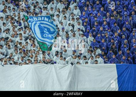 Kaierslautern, Deutschland. 26 janvier 2024. 26.01.2024, Fussball, saison 2023/2024, 2. Bundesliga, 19. Spieltag, 1. FC Kaiserslautern - FC Schalke 04, Choreografie der fans des FC Schalke 04. Foto : Tim Rehbein/RHR-FOTO/dpa/Alamy Live News Banque D'Images