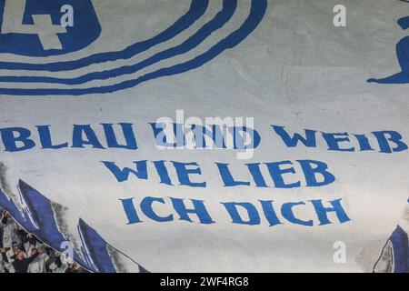 Kaierslautern, Deutschland. 26 janvier 2024. 26.01.2024, Fussball, saison 2023/2024, 2. Bundesliga, 19. Spieltag, 1. FC Kaiserslautern - FC Schalke 04, Choreografie der fans des FC Schalke 04 Foto : Tim Rehbein/RHR-FOTO/dpa/Alamy Live News Banque D'Images