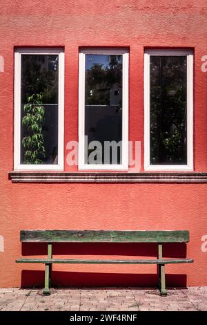 Détail de bâtiment vintage couleur pêche extérieur avec fenêtres et portes dans la couleur de la pêche fuzz. Banque D'Images