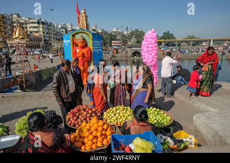 Nashik, Inde - 25 janvier 2024 : des femmes vendent des fruits au Ganga Ghat à Nashik, en Inde. Banque D'Images