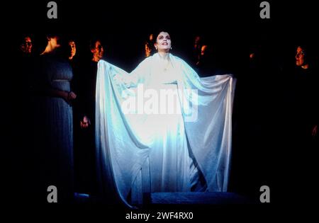 Renee Fleming (Dirce) dans MEDEE au Royal Opera, Covent Garden, Londres WC2 06/11/1989 musique : Luigi Cherubini livret : Francois-Benoit Hoffman chef d'orchestre : Mark Ermler design : Bernard Culshaw éclairage : Nick Chelton réalisateur : Mike Ashman Banque D'Images