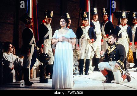 Renee Fleming (Dirce), Alexei Steblianko (Jason) dans MEDEE au Royal Opera, Covent Garden, Londres WC2 06/11/1989 musique : Luigi Cherubini livret : Francois-Benoit Hoffman chef d'orchestre : Mark Ermler design : Bernard Culshaw éclairage : Nick Chelton réalisateur : Mike Ashman Banque D'Images