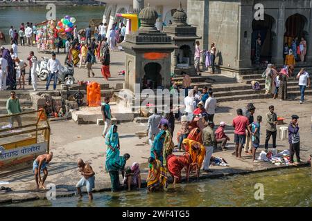 Nashik, Inde - 25 janvier 2024 : des gens font des offrandes au Ganga Ghat à Nashik, en Inde. Banque D'Images