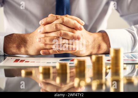 Un symbole de profit et d'économie d'argent. Les mains de Businesman et le graphique croissant des pièces d'or. Banque D'Images