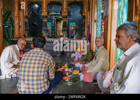 Pune, Inde - 27 janvier 2024 : un groupe d'hommes priant au temple Vishnu à Pune, en Inde. Banque D'Images