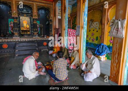 Pune, Inde - 27 janvier 2024 : un groupe d'hommes priant au temple Vishnu à Pune, en Inde. Banque D'Images