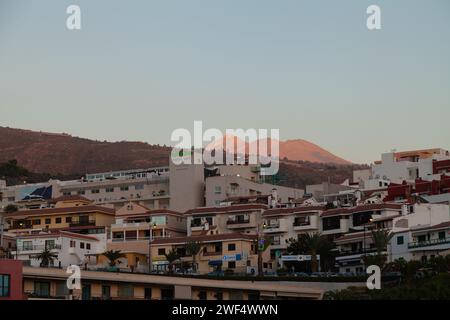 Coucher de soleil sur la montagne El Teide vu de la station de Los Gigantes, Tenerife Banque D'Images