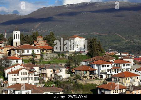 283 bâtiments sur la colline en face du Théâtre antique = Église de la Sainte mère de Dieu et l'archevêché voir. Ohrid-Macédoine du Nord. Banque D'Images