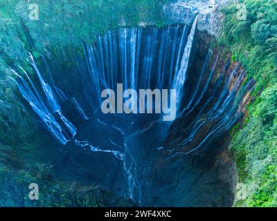 Vue aérienne des cascades de Tumpak Sewu Banque D'Images