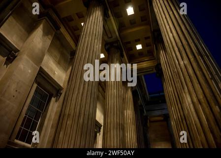 Le British Museum, un musée public dédié à l'histoire humaine, l'art et la culture situé dans le quartier de Bloomsbury à Londres. Sa collection permanente de Banque D'Images