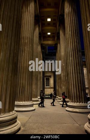 Le British Museum, un musée public dédié à l'histoire humaine, l'art et la culture situé dans le quartier de Bloomsbury à Londres. Sa collection permanente de Banque D'Images