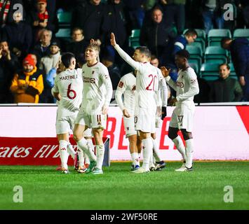Rodney Parade, Newport, Royaume-Uni. 28 janvier 2024. FA Cup Fourth Round football, Newport County contre Manchester United ; Manchester United célèbre le buteur de leur quatrième but en butte Rasmus Hojlund dans la 6e minute de blessure pour faire le score 4-2 (deuxième à partir de la gauche) crédit : action plus Sports/Alamy Live News Banque D'Images