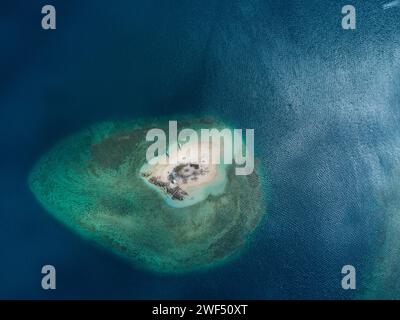 Vue aérienne d'une petite île tropicale Banque D'Images