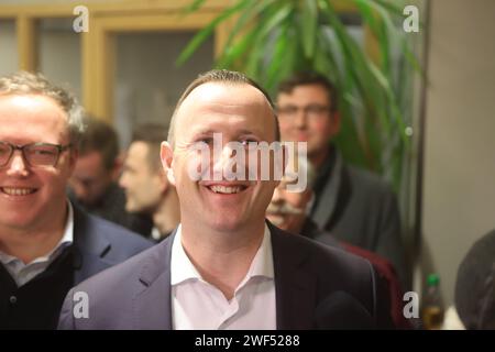 Schleiz, Allemagne. 28 janvier 2024. Christian Herrgott, candidat de la CDU pour le deuxième tour du conseil de district dans le district de Saale-Orla, sourit dans le bureau de l'administration du district et attend l'annonce des résultats. L'AfD a perdu le deuxième tour de l'élection pour le poste d'administrateur de district dans le district de Saale-Orla dans l'est de la Thuringe. Le candidat de la CDU, Herrgott, a prévalu contre le candidat de l'AfD avec 52,4 pour cent des voix, comme annoncé par le responsable électoral de l'État après que toutes les circonscriptions électorales aient été comptées. Crédit : Bodo Schackow/dpa/Alamy Live News Banque D'Images