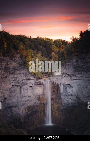 Coucher de soleil sur Taughannock tombe à l'automne Banque D'Images