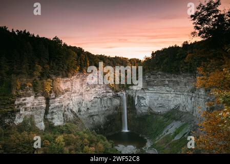 Taughannock tombe à New York lors d'un coucher de soleil d'automne Banque D'Images