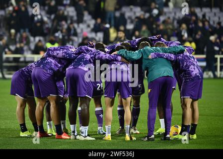 Firenze, Italie. 28 janvier 2024. Foto Massimo Paolone/LaPresse 28 Gennaio 2024 - Firenze, Italia - sport, calcio - Fiorentina vs Inter - Campionato italiano di calcio Serie A TIM 2023/2024 - Stadio Artemio franchi. Nella foto : giocatori Fiorentina si caricano 28 janvier 2024 Florence, Italie - sport, calcio - Fiorentina vs Inter - Championnat italien de football Serie A 2023/2024 - Stade Artemio franchi. Sur la photo : Fiorentina' Players Credit : LaPresse/Alamy Live News Banque D'Images