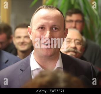 Schleiz, Allemagne. 28 janvier 2024. Christian Herrgott, candidat de la CDU pour le deuxième tour du conseil de district dans le district de Saale-Orla, sourit dans le bureau de l'administration du district et attend l'annonce des résultats. L'AfD a perdu le deuxième tour de l'élection pour le poste d'administrateur de district dans le district de Saale-Orla dans l'est de la Thuringe. Le candidat de la CDU, Herrgott, a prévalu contre le candidat de l'AfD avec 52,4 pour cent des voix, comme annoncé par le responsable électoral de l'État après que toutes les circonscriptions électorales aient été comptées. Crédit : Bodo Schackow/dpa/Alamy Live News Banque D'Images