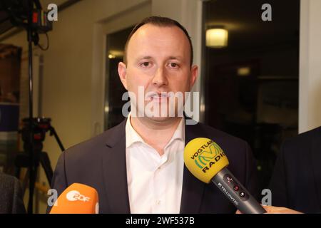 Schleiz, Allemagne. 28 janvier 2024. Christian Herrgott, candidat de la CDU au deuxième tour de l'élection pour l'administration du district de Saale-Orla, donne des entretiens au bureau de l'administration du district après l'annonce des résultats. L'AfD a perdu le deuxième tour de l'élection pour le poste d'administrateur de district dans le district de Saale-Orla dans l'est de la Thuringe. Le candidat de la CDU, Herrgott, a prévalu contre le candidat de l'AfD avec 52,4 pour cent des voix, comme annoncé par le responsable électoral de l'État après que toutes les circonscriptions électorales aient été comptées. Crédit : Bodo Schackow/dpa/Alamy Live News Banque D'Images