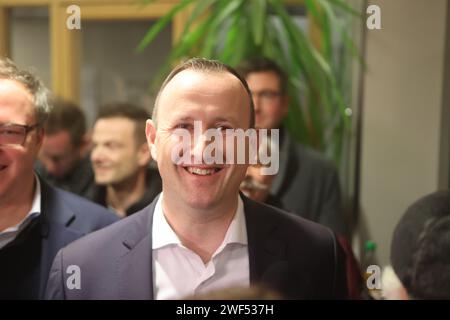 Schleiz, Allemagne. 28 janvier 2024. Christian Herrgott, candidat de la CDU pour le deuxième tour du conseil de district dans le district de Saale-Orla, sourit dans le bureau de l'administration du district et attend l'annonce des résultats. L'AfD a perdu le deuxième tour de l'élection pour le poste d'administrateur de district dans le district de Saale-Orla dans l'est de la Thuringe. Le candidat de la CDU, Herrgott, a prévalu contre le candidat de l'AfD avec 52,4 pour cent des voix, comme annoncé par le responsable électoral de l'État après que toutes les circonscriptions électorales aient été comptées. Crédit : Bodo Schackow/dpa/Alamy Live News Banque D'Images