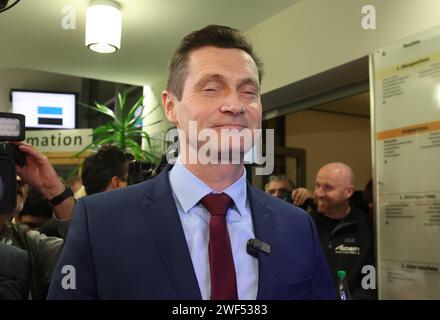 Schleiz, Allemagne. 28 janvier 2024. Uwe Thrum, candidat de l'AfD au deuxième tour de l'élection pour le conseil de district dans le district de Saale-Orla, se présente au bureau de l'administration du district et attend l'annonce des résultats. L'AfD a perdu le deuxième tour de l'élection pour le poste d'administrateur de district dans le district de Saale-Orla dans l'est de la Thuringe, comme annoncé par le directeur électoral de l'État après que toutes les circonscriptions électorales aient été comptées. Crédit : Bodo Schackow/dpa/Alamy Live News Banque D'Images