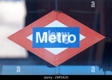 Madrid, Espagne - juin 07 2018 : panneau du métro de Madrid devant un ascenseur dans la gare de Chamartin. Banque D'Images