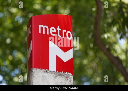 Lisbonne, Portugal - juin 01 2018 : panneau de métro devant la station Restauradores. Banque D'Images