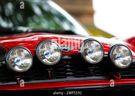 Mini Cooper avec quatre projecteurs Banque D'Images