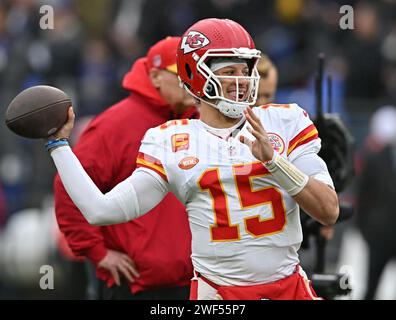 Baltimore, États-Unis. 28 janvier 2024. Patrick Mahomes, quarterback des Chiefs de Kansas City, se réchauffe avant le début du match de championnat de l'AFC 2024 contre les Ravens de Baltimore au M&T Bank Stadium de Baltimore, Maryland, le dimanche 28 janvier 2024. Photo de David Tulis/UPI crédit : UPI/Alamy Live News Banque D'Images