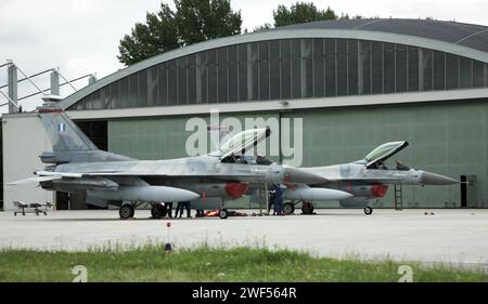 Zwei Kampfflugzeuge der griechischen Luftwaffe vom Typ Lockheed Martin F-16C Fighting Falcon. Zwei Kampfflugzeuge der griechischen Luftwaffe vom Typ Lockheed Martin F-16C Fighting Falcon auf dem Fliegerhorst Lechfeld während der NATO-Luftwaffenübung ELITE Electronic Warfare Live Training Exercise. *** Deux avions de chasse Lockheed Martin F 16C Fighting Falcon de l'armée de l'air grecque deux avions de chasse Lockheed Martin F 16C Fighting Falcon de l'armée de l'air grecque à la base aérienne de Lechfeld pendant l'exercice d'entraînement en direct à la guerre électronique ELITE DE l'OTAN Banque D'Images