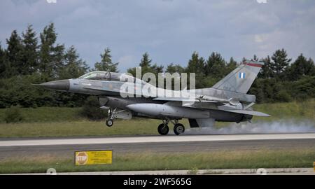 Ein Kampfflugzeug der griechischen Luftwaffe vom Typ Lockheed Martin F-16D Fighting Falcon. Ein Kampfflugzeug der griechischen Luftwaffe vom Typ Lockheed Martin F-16D Fighting Falcon. Der Kampfjet landet auf dem Fliegerhorst Lechfeld während der Nato-Luftwaffenübung ELITE Electronic Warfare Live Training Exercise. *** Un avion de chasse Lockheed Martin F 16D Fighting Falcon de la Force aérienne grecque Un avion de chasse Lockheed Martin F 16D Fighting Falcon de la Force aérienne grecque l'avion de chasse atterrit à la base aérienne de Lechfeld au cours de l'exercice d'entraînement en direct à la guerre électronique ELITE DE l'OTAN Banque D'Images