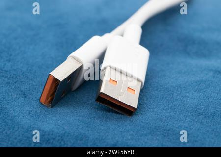 Gros plan USB de type A sur fond sombre Banque D'Images