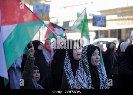 Gaziantep, Turkiye. 28 janvier 2024 : Gaziantep. Turkiye. 28 janvier 2024. La ville de Gaziantep, dans le sud de la Turquie, assiste à une manifestation en faveur de Gaza et contre la guerre israélienne contre la bande de Gaza assiégée. La manifestation a été organisée par le Parti kurde Huda par, et les manifestants ont hissé des drapeaux turcs aux côtés des drapeaux palestiniens. Crédit : ZUMA Press, Inc./Alamy Live News Banque D'Images