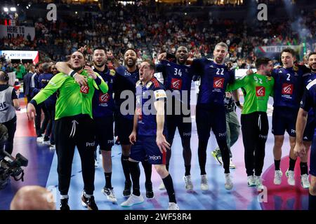 28.01.2024, Lanxess Arena, Koeln, GER, EHF Euro 2024, Men, finale, Cologne, Frankreich (FRA) vs. Daenemark (DEN), im Bild : Die Franzosen freuen sich ueber den Gewinn der Europameisterschaft Foto © nordphoto GmbH/Meuter Banque D'Images