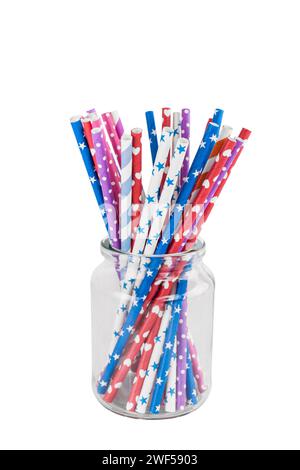 Pailles en papier coloré dans un verre isolé sur fond blanc Banque D'Images
